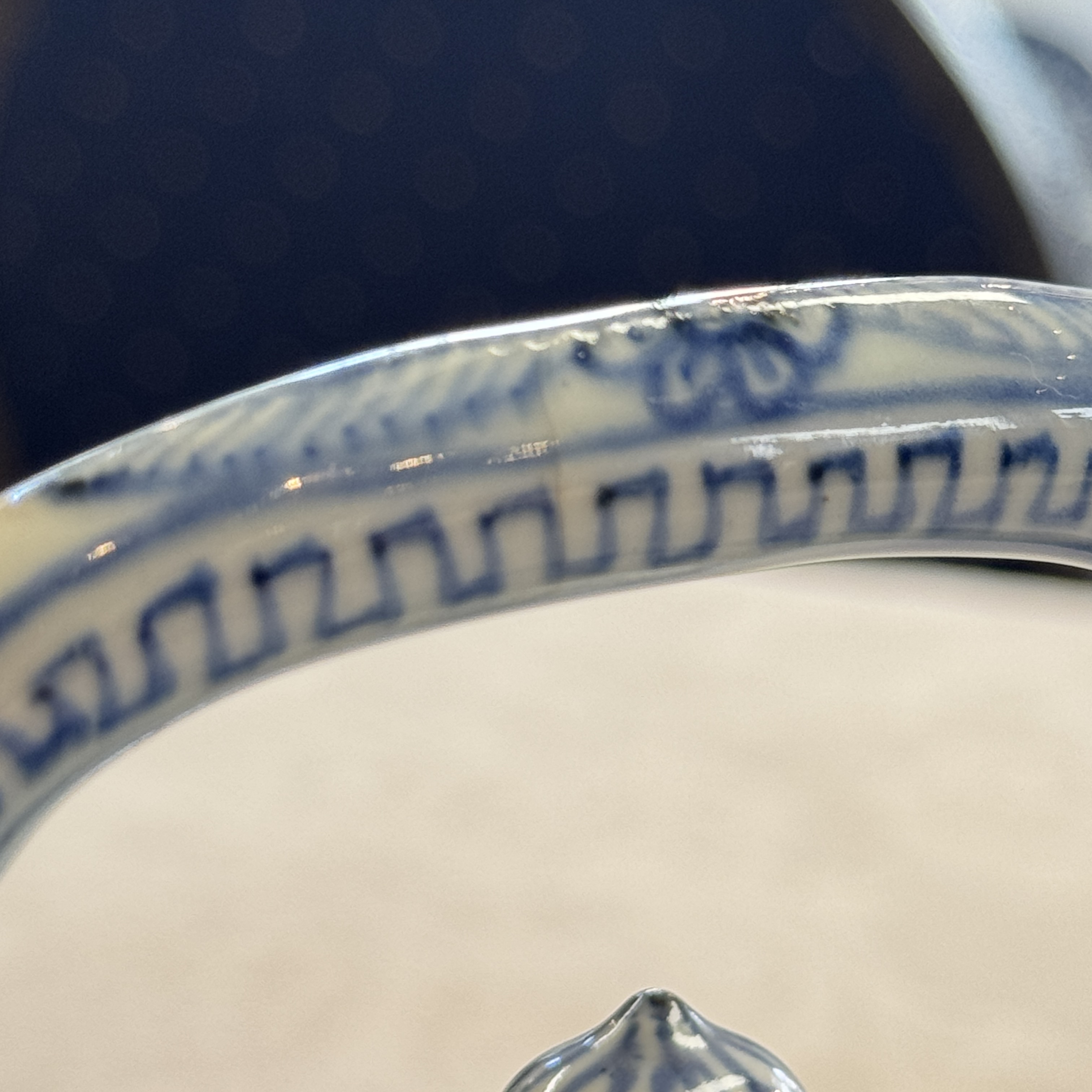 A Chinese blue and white wine pot and cover — photo 31