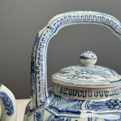 A Chinese blue and white wine pot and cover — photo 6
