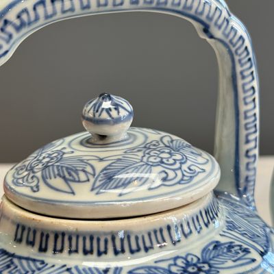 A Chinese blue and white wine pot and cover — photo 7
