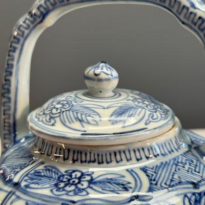 A Chinese blue and white wine pot and cover — photo 8
