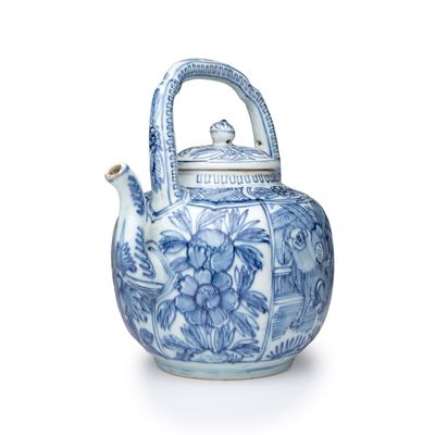 A Chinese blue and white wine pot and cover, Wanli
