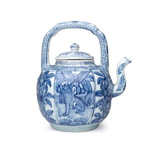 A Chinese blue and white wine pot and cover — photo 4