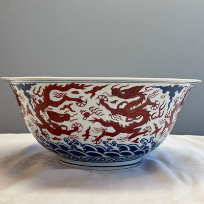 A Chinese blue, white and iron-red 'Dragons' bowl — 照片 1