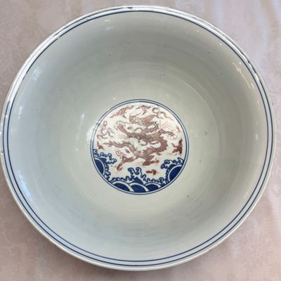A Chinese blue, white and iron-red 'Dragons' bowl — 照片 19