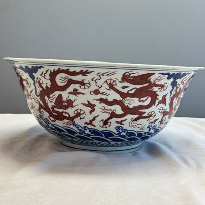 A Chinese blue, white and iron-red 'Dragons' bowl — 照片 2
