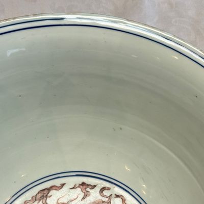 A Chinese blue, white and iron-red 'Dragons' bowl — 照片 24