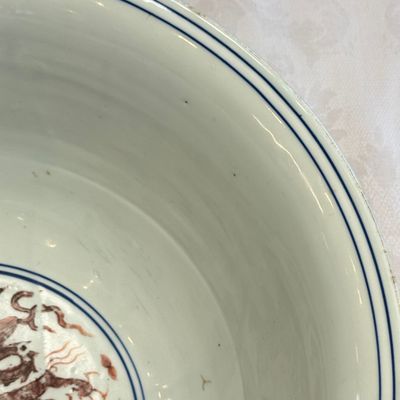 A Chinese blue, white and iron-red 'Dragons' bowl — 照片 25