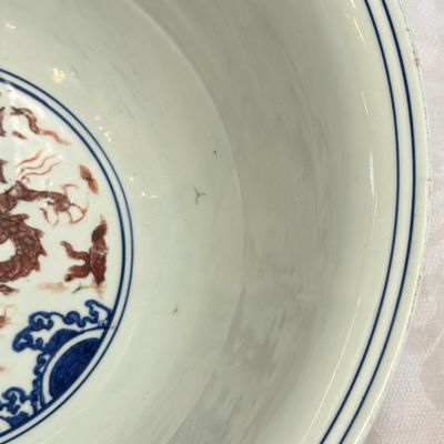 A Chinese blue, white and iron-red 'Dragons' bowl — 照片 26