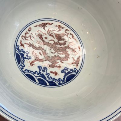 A Chinese blue, white and iron-red 'Dragons' bowl — 照片 30