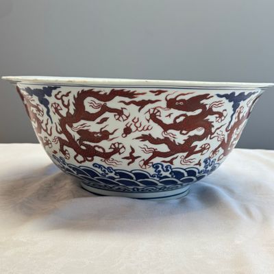 A Chinese blue, white and iron-red 'Dragons' bowl — 照片 3