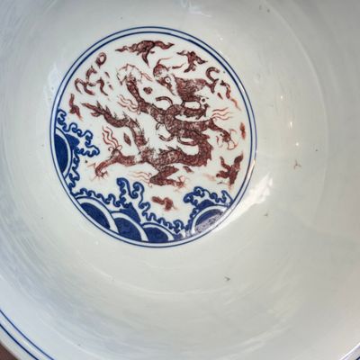 A Chinese blue, white and iron-red 'Dragons' bowl — 照片 31