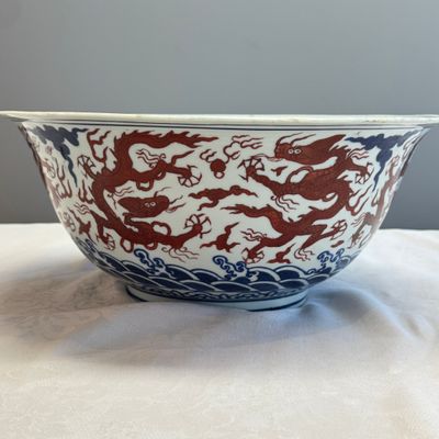 A Chinese blue, white and iron-red 'Dragons' bowl — 照片 4