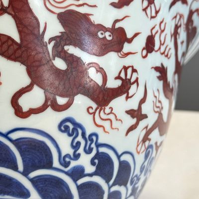 A Chinese blue, white and iron-red 'Dragons' bowl — 照片 9