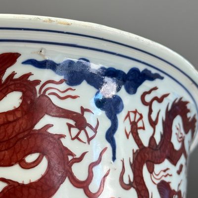 A Chinese blue, white and iron-red 'Dragons' bowl — 照片 10