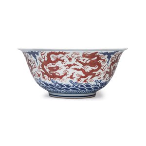 A Chinese blue, white and iron-red 'Dragons' bowl — 照片 2