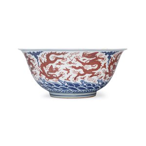 A Chinese blue, white and iron-red 'Dragons' bowl — 照片 4