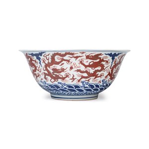 A Chinese blue, white and iron-red 'Dragons' bowl — 照片 5