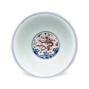 A Chinese blue, white and iron-red 'Dragons' bowl — 照片 7