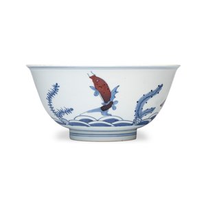 A Chinese blue, white and iron-red 'Fish among Aquatic Plants' bowl — 照片 2
