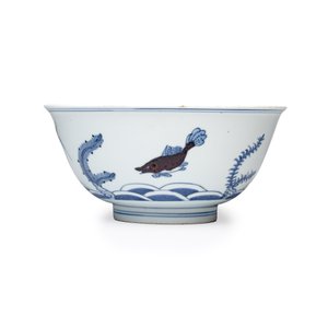 A Chinese blue, white and iron-red 'Fish among Aquatic Plants' bowl — 照片 3