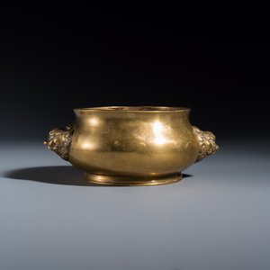 A Chinese bronze censer with lion handles — foto 2