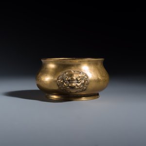 A Chinese bronze censer with lion handles — foto 3