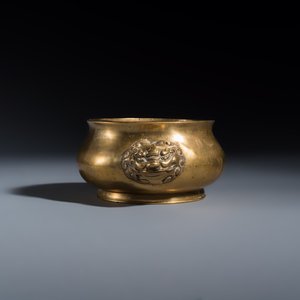 A Chinese bronze censer with lion handles — foto 5