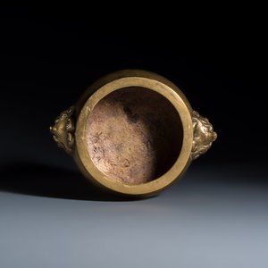 A Chinese bronze censer with lion handles — foto 6
