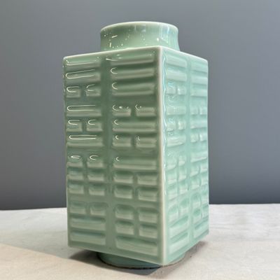 A Chinese celadon-glazed 'Bagua' cong vase — 照片 1