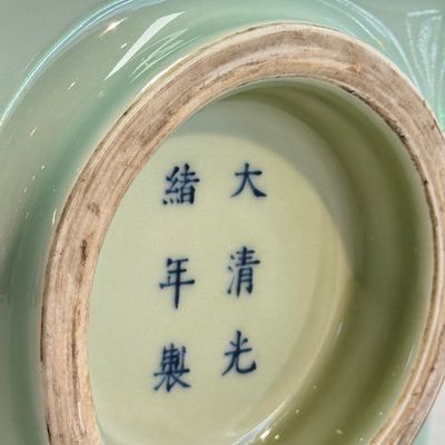 A Chinese celadon-glazed 'Bagua' cong vase — 照片 12