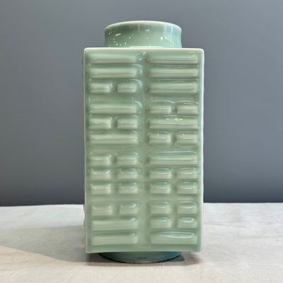 A Chinese celadon-glazed 'Bagua' cong vase — 照片 2