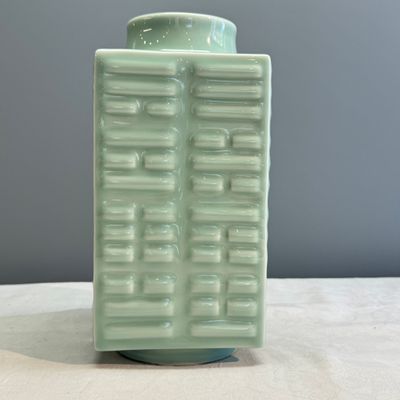 A Chinese celadon-glazed 'Bagua' cong vase — 照片 3