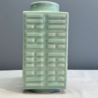A Chinese celadon-glazed 'Bagua' cong vase — 照片 4