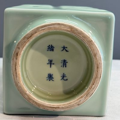A Chinese celadon-glazed 'Bagua' cong vase — 照片 9
