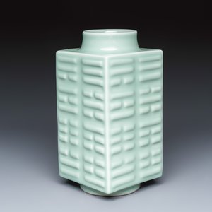 A Chinese celadon-glazed 'Bagua' cong vase — 照片 1
