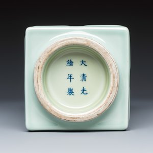 A Chinese celadon-glazed 'Bagua' cong vase — 照片 7