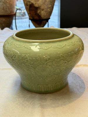 A Chinese celadon-glazed 'Flower Scroll' jar — 照片 1