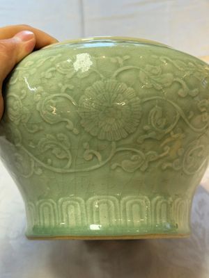 A Chinese celadon-glazed 'Flower Scroll' jar — 照片 2