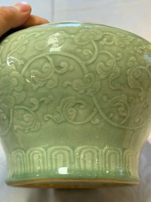 A Chinese celadon-glazed 'Flower Scroll' jar — 照片 3