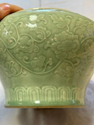 A Chinese celadon-glazed 'Flower Scroll' jar — 照片 4