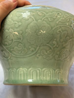 A Chinese celadon-glazed 'Flower Scroll' jar — 照片 5