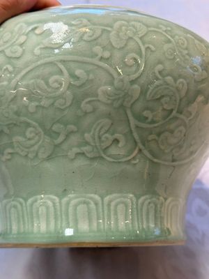 A Chinese celadon-glazed 'Flower Scroll' jar — 照片 6