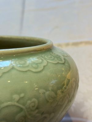 A Chinese celadon-glazed 'Flower Scroll' jar — 照片 9