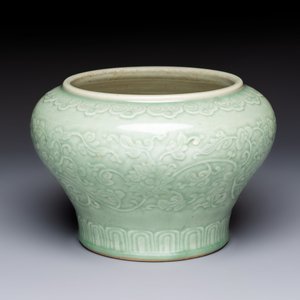 A Chinese celadon-glazed 'Flower Scroll' jar — 照片 1