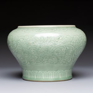 A Chinese celadon-glazed 'Flower Scroll' jar — 照片 2