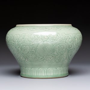 A Chinese celadon-glazed 'Flower Scroll' jar — 照片 3
