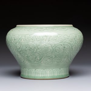 A Chinese celadon-glazed 'Flower Scroll' jar — 照片 4