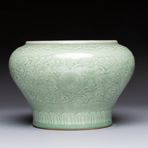 A Chinese celadon-glazed 'Flower Scroll' jar — 照片 5