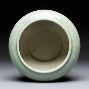 A Chinese celadon-glazed 'Flower Scroll' jar — 照片 6