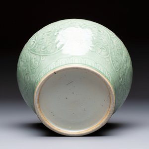 A Chinese celadon-glazed 'Flower Scroll' jar — 照片 7